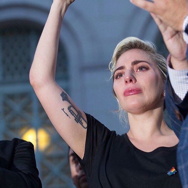Lady Gaga em ato em Los Angeles, nos Estados Unidos (Foto: Instagram/ Reprodução)