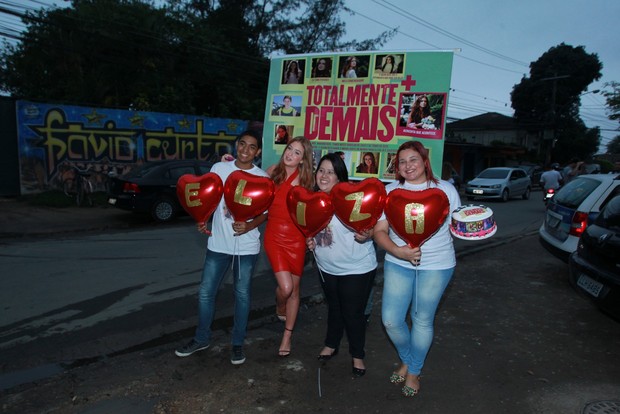 Marina Ruy Barbosa com fãs (Foto: Marcello Sá Barreto / AgNews)