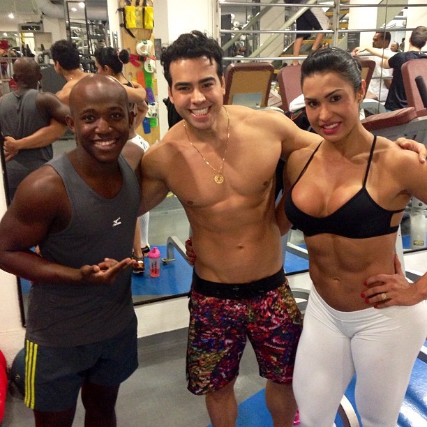 Gracyanne Barbosa com amigos em academia (Foto: Instagram/ Reprodução)