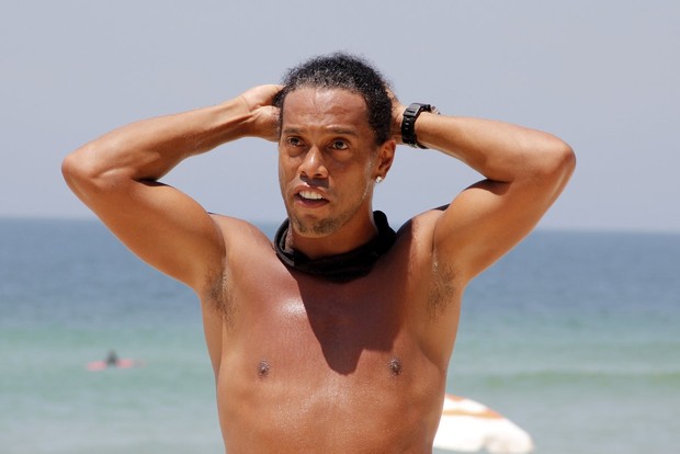 Ronaldinho em praia na Barra da Tijuca, RJ (Foto: Johnson Parraguez / FotoRioNews)