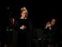 Adele erra e pede para recomeçar apresentação no Grammy 