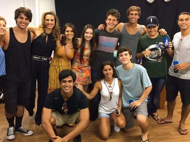 Milena Melo comemora aniversário de 14 anos com elenco de Malhação (Foto: Divulgação)