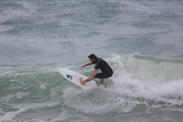 Vladimir Brichta na praia da Macumba, no Rio (Foto: Dilson Silva / Agnews)