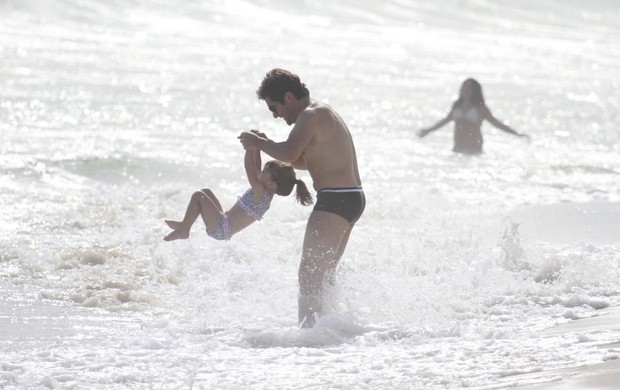 Daniel com a filha na praia da Barra (Foto: Dilson Silva / AgNews)