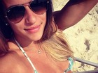 Jade Barbosa exibe barriga sarada na praia e recebe elogios