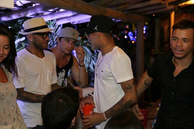 Neymar e Daniel Alves (Foto: Ali Karakas / divulgação)