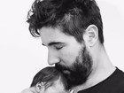 Sandro Pedroso mostra foto fofa com o filho no colo
