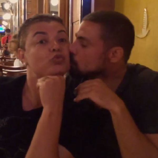 Cauã Reymond beijando David Brazil (Foto: Instagram / Reprodução)