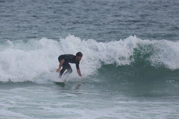 Kayky Brito surfando em praia na Barra da Tijuca, no RJ (Foto: Dilson Silva / Agnews)