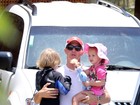 Luciano Huck curte passeio de barco e buggy com os filhos em Noronha