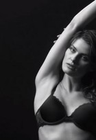 Isabelli Fontana, Kendall Jenner e mais tops sensualizam em campanha