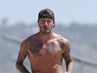David Beckham exibe nova tatuagem em dia na praia 