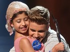 Justin Bieber recebe troféu em premiação nos Estados Unidos