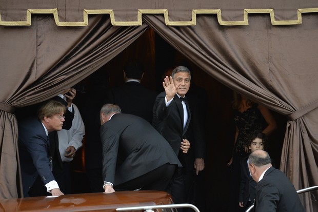 George Clooney chega ao hotel Aman (Foto: AFP)