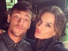 Alessandra Ambrósio faz 'selfie' com Neymar durante sessão de fotos