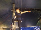Mariana Ximenes faz aula de trapézio em circo