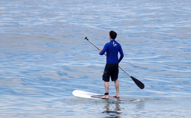 Ed Helms faz stand up paddle no Rio (Foto: André Freitas/Agnews)