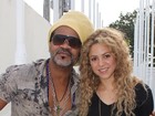 Shakira posa com Carlinhos Brown em estúdio de gravação