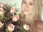 Dani Calabresa ganha buquê de rosas de Marcelo Adnet