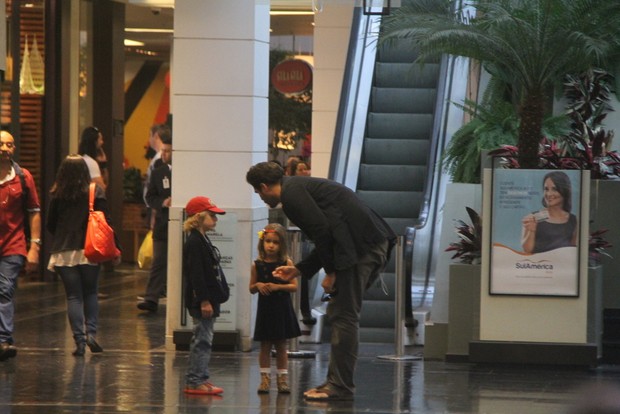 Thiago Lacerda conversa com os filhos  (Foto: Ag News)