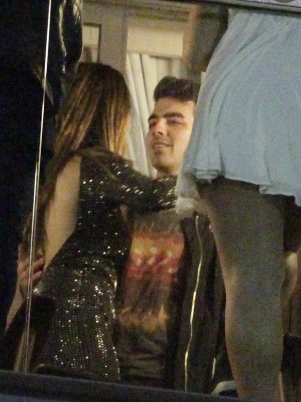 Joe Jonas e Giovanna Lancellotti são flagrados em clima de intimidade (Foto: Delson Silva e Rodrigo dos Anjos / AgNews)