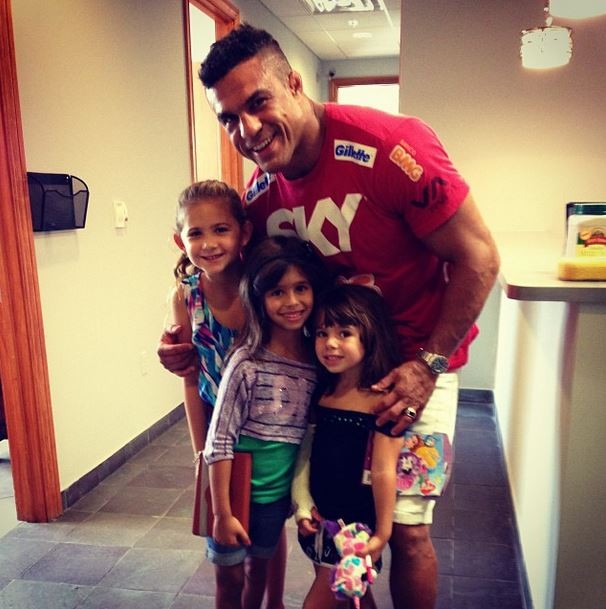 Vitor Belfort, as filhas e uma amiguinha (Foto: Reprodução/Instagram)