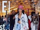 Truque de estilo? Rihanna usa blusa social por baixo de short jeans