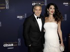 Com George Clooney, Amal desfila barriguinha de gravidez em prêmio