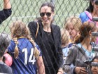 Angelina Jolie assiste a jogo de futebol das filhas Shiloh e Zahara