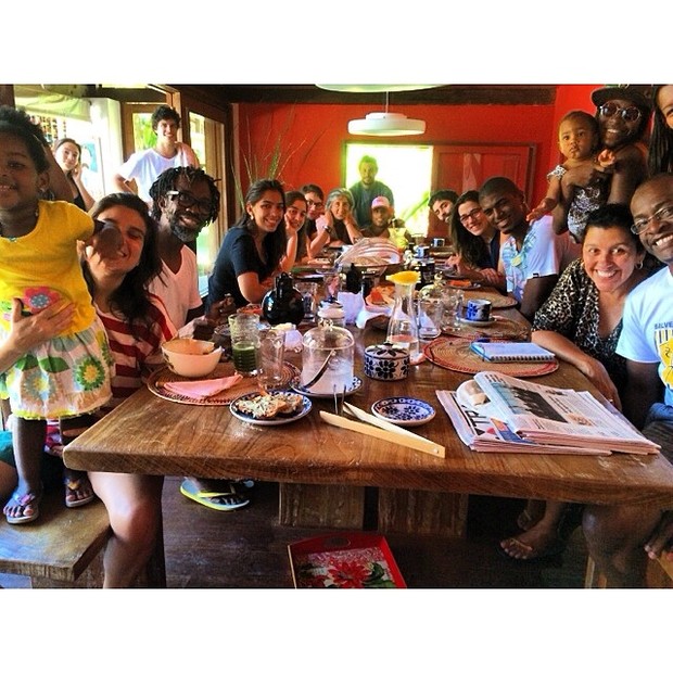 Regina Casé almoça com amigos (Foto: Instagram / Reprodução)
