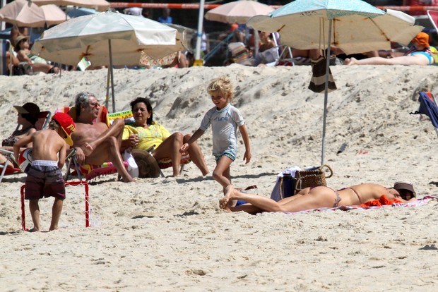 Fernanda Lima com os filhos na praia (Foto: Wallace Barbosa / AgNews)