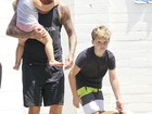 David Beckham passeia com os filhos e o cachorro