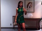 Paula Fernandes posa para selfie de vestido justo e curtinho