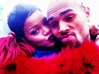 Chris Brown ganha beijo de Rihanna em foto