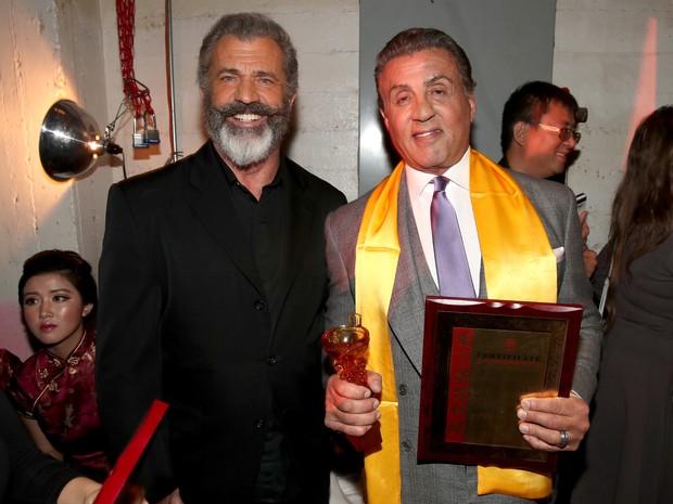 Mel Gibson e Sylvester Stallone em premiação em Los Angeles, nos Estados Unidos (Foto: Christopher Polk/ Getty Images/ AFP)