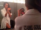 Izabel Goulart retoca a maquiagem e mostra perna em foto no camarim