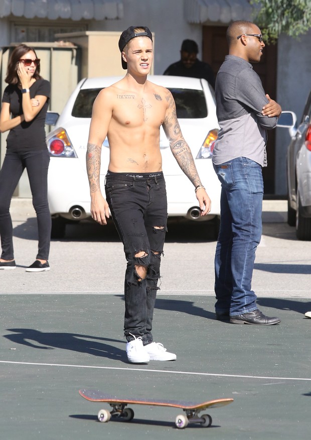 EGO - Sem camisa e com cueca à mostra, Justin Bieber anda de skate