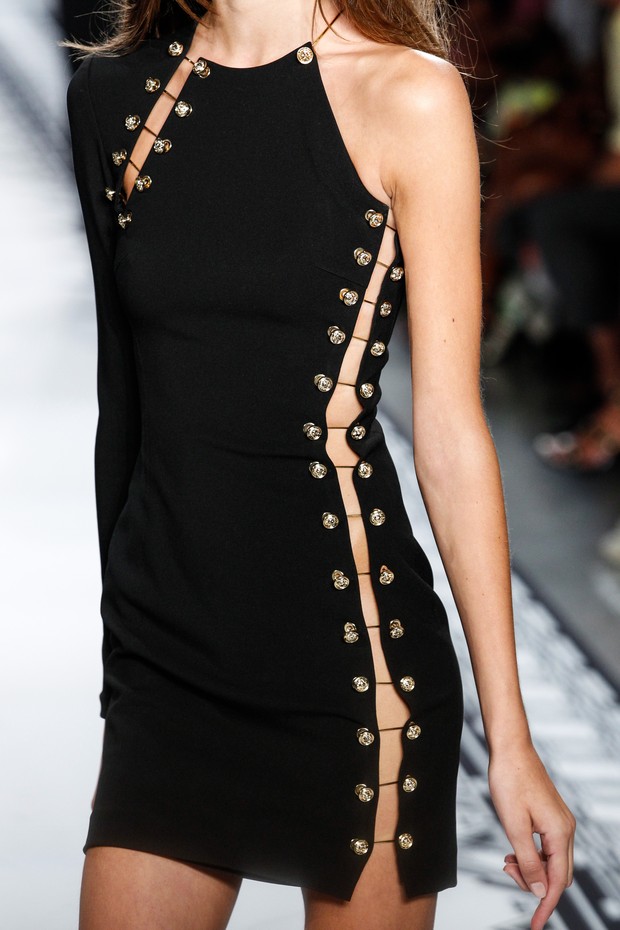 Versace apresenta coleção verão 2015 durante o New York Fashion Week (Foto: AFP)