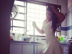 Priscila Pires faz limpeza de vestidinho e reclama das tarefas domésticas