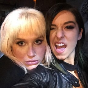 Kesha e a cantora Christina Grimmie, que participou da sexta temporada do The Voice dos Estados Unidos (Foto: Instagram/ Reprodução)
