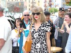 Taylor Swift usa macaquinho curtíssimo durante passeio em NY