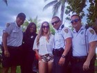 Em Miami, Valesca Popozuda aparece de shortinho com policiais