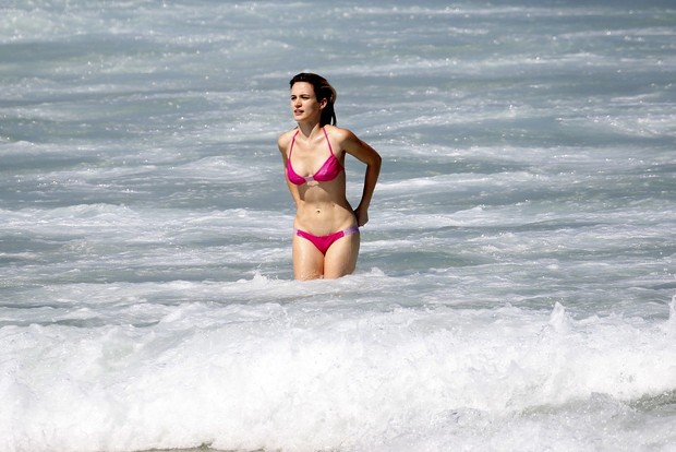 Bianca Bin grava na praia (Foto: Gil Rodrigues / Foto Rio News)