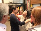 Marcelo Serrado recebe o carinho de Fabiana Karla após peça