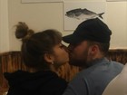 Ariana Grande é flagrada trocando beijos com Mac Miller