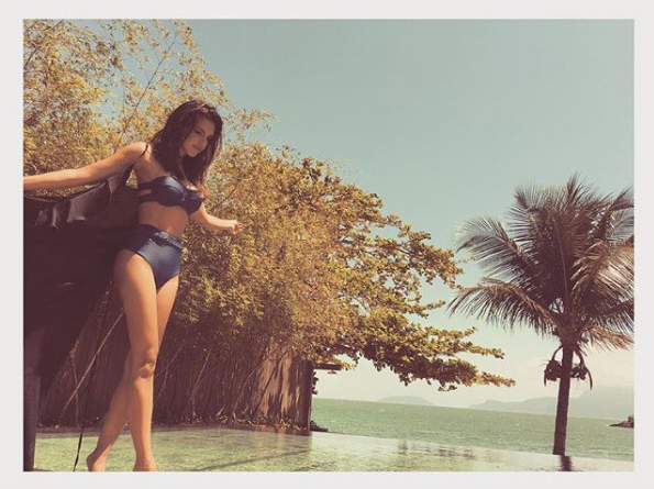 Mariana Rios fotografando para uma campanha de moda praia (Foto: Reprodução / Instagram)