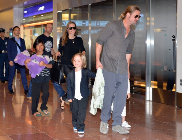 Angelina Jolie e Brad Pitt com os filhos (Foto: YOSHIKAZU TSUNO / AFP)