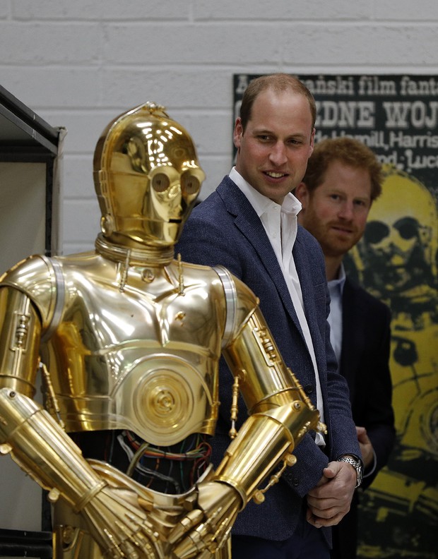 Príncipe William e personagens de Star Wars (Foto: Agência AFP)