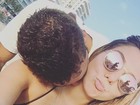 Carolina Portaluppi ganha 'cheiro' no pescoço do namorado