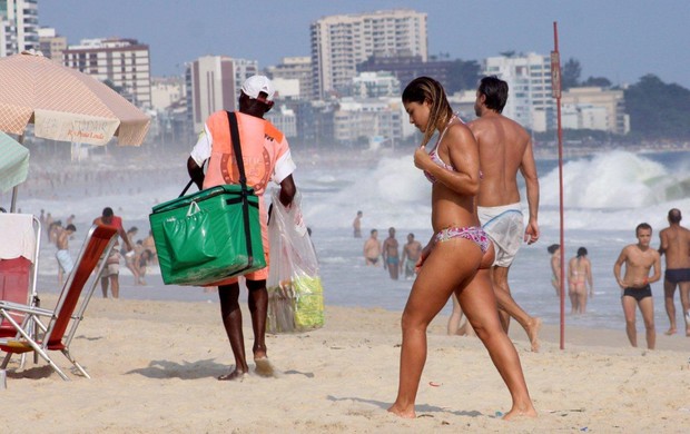 Priscila Fantin na praia do Leblon (Foto: J. Humberto / AgNews)